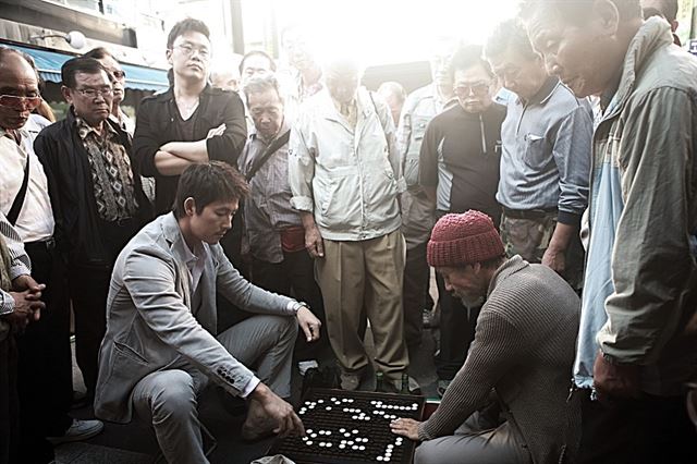 영화 '신의 한 수' 극중 태석(정우성)과 주님(안성기)이 바둑을 두고 있다. 영화 '신의 한 수' 스틸 이미지