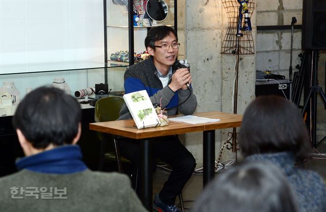 9일 서울 논현동 북티크에서 열린 한국출판문화상 수상 기념 북콘서트에서 ‘노동여지도’를 쓴 박점규 비정규직없는세상만들기운동본부 집행위원이 우리나라 비정규직의 실태에 대해 설명하고 있다. 홍인기기자 hongik@hankookilbo.com