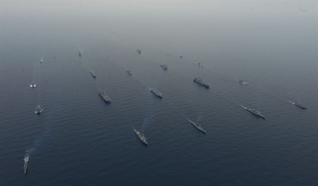 한미 연합 해병대의 ‘쌍용훈련’에 참가중인 양국의 함정들이 8일 동해상에서 해병대 병력과 상륙장비를 적 후방으로 투사하기 위한 호송기동을 하고 있다. 이번 훈련에는 우리 해군의 독도함과 미 해군의 본험리처드함 등 함정 30여 척과 항공기 70여 대 등 역대 최대규모의 전력이 투입됐다. 군 당국이 9일 이 사진을 공개하자, 다음날인 10일 북한은 동해상으로 스커드 탄도미사일 2발을 쏘며 맞섰다. 해군제공