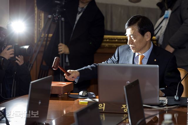 이주열 한국은행 총재가 10일 오전 서울 한국은행 본관에서 '2016년 3월 통화정책방향' 관련 금융통화위원회를 주재하고 있다. 서재훈기자