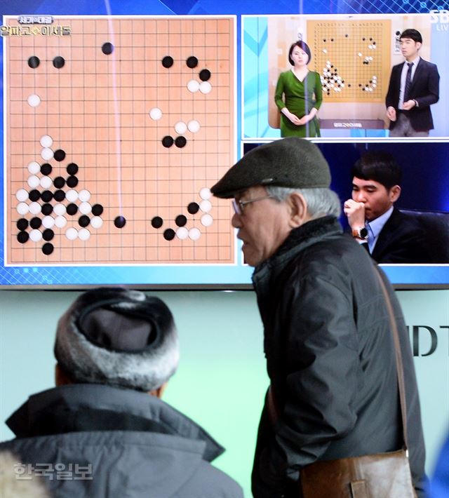 이세돌(33) 9단과 구글 알파고(AlphaGo)의 '구글 딥마인드 챌린지 매치' 두번째 대국이 열린 10일 오후 서울역을 찾은 시민들이 TV로 대결을 지켜보고 있다. 서재훈기자