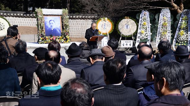 도산 안창호 선생 순국 78주기 추도식이 10일 오전 서울 강남구 도산공원 내 도산 선생 묘소에서 열린 가운데 윤경로 도산학회 회장이 약전 봉독을 하고 있다.배우한기자 bwh3140@hankookilbo.com