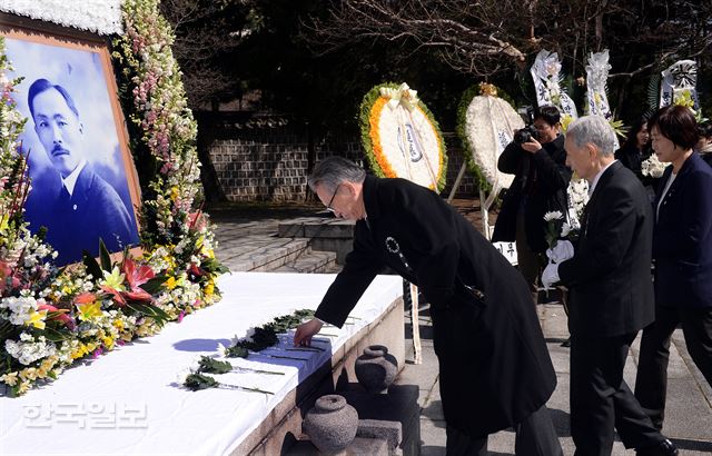 도산 안창호 선생 순국 78주기 추도식이 10일 오전 서울 강남구 도산공원 내 도산 선생 묘소에서 열린 가운데 김형오 전 국회의장이 헌화 하고 있다.배우한기자