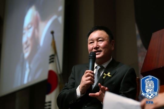 허정무 프로축구연맹 부총재가 작년 5월 자서전 출판기념회에 참석해 질문에 답하고 있다. 허 부총재는 아마 4단의 바둑 고수로 이세돌과 알파고의 대결에도 큰 관심을 보였다.