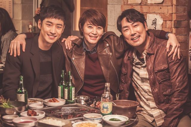 12일 종방하는 tvN 금토드라마 '시그널' 속 이재한 형사(조진웅ㆍ오른쪽). tvN 제공