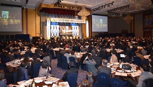 10일 오후 대구 수성구 만촌동 인터불고호텔에서 대구한국일보 출범식 및 비전선포식이 열린 가운데 700여 명의 내외빈들이 대경대 타고단의 축하공연을 관람하고 있다. 김민규기자 whitekmg@hankookilbo.com