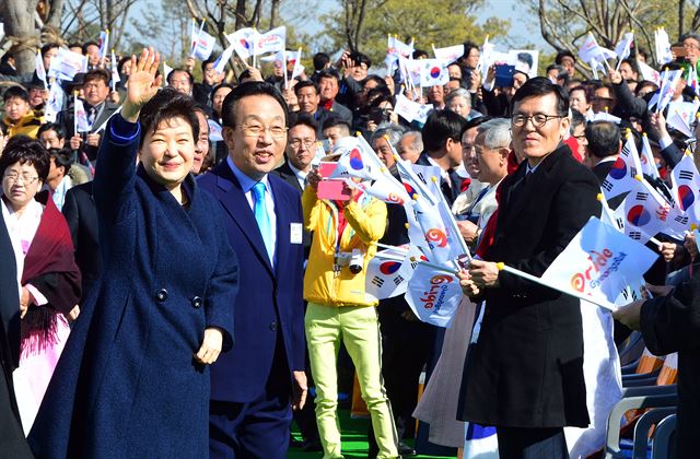 박근혜 대통령이 10일 경북 안동에 위치한 경북도 신청사 개청식에 김관용 경북지사(왼쪽 두 번째)와 함께 손을 흔들며 입장 하고 있다. 안동=뉴스1