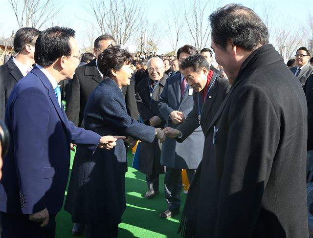 박근혜 대통령이 10일 경북 안동에서 열린 경상북도 신청사 개청식에 참석했다 퇴장하면서, 전임 행정자치부 장관 자격으로 내빈석에 앉은 '진박' 정종섭(대구 동갑) 예비후보와 악수하고 있다. 안동=연합뉴스