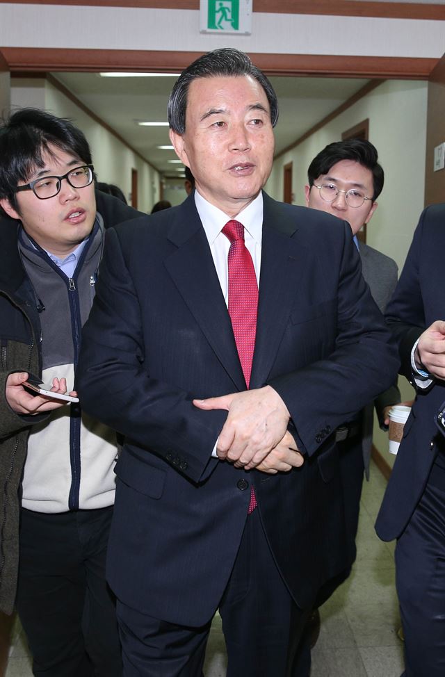 홍문표 새누리당 제1사무부총장이 11일 오전 여의도 당사로 들어오고 있다. 연합뉴스