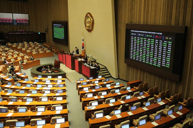 주호영 의원 외 156인이 발의한 국민보호와 공공안전을 위한 테러방지법안에 대한 수정안이 2일 국회 본회의를 통과했다. 대한 표결이 이뤄지고 있다. 연합뉴스