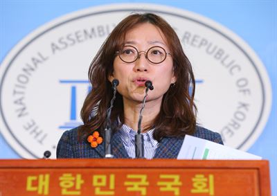 정연정 국민의당 공천관리위원회 대변인이 11일 오전 국회에서 20대 총선 제2차 단수 공천 및 경선 방식을 발표하고 있다. 연합뉴스