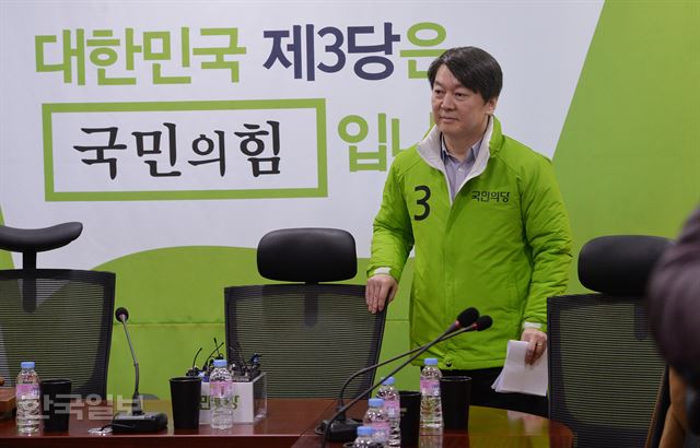 안철수 국민의당 공동대표가 11일 오전 국회 의원회관에서 열린 최고위원회의에 참석하고 있다. 천정배 공동대표와 김한길 상임선대위원장은 이날 야권 연대 논의를 주장하면서 회의에 불참했다. 오대근기자 inliner@hankookilbo.com