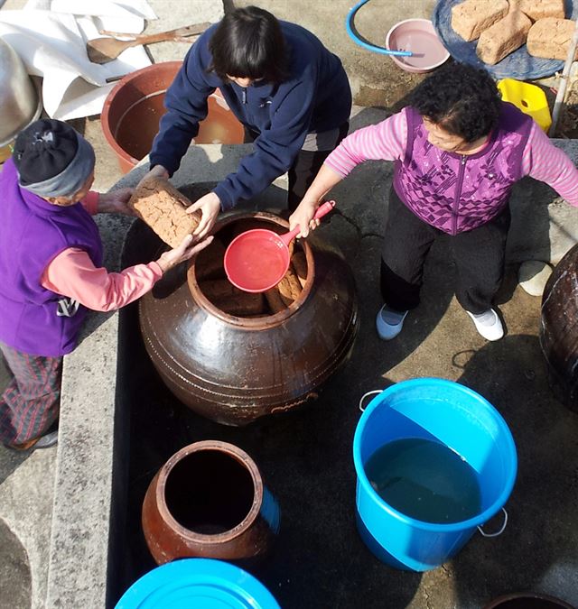 항아리에 메주를 넣고 소금을 녹인 물을 붓고 있다. 간전댁 할머니와 오봉댁 어머니가 모든 일을 진두지휘 하신다.