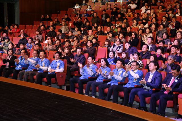 지난 5일 오후 전북대 삼성문화회관에서 열린 더불어민주당의 '더불어콘서트 시즌2 더더더'에 참석한 전주권 예비후보자들과 참석자들이 식전공연 노래말에 맞춰 박수를 치고 있다. 연합뉴스