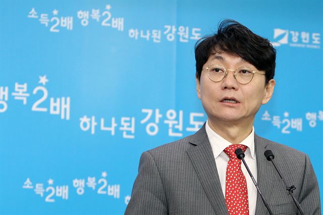 강원FC 대표이사로 내정된 조태룡 전 넥센 히어로즈 단장은 “프로스포츠 현장에서 익힌 전문성을 발휘해 강원도민 염원에 부응하는 성과를 내겠다”고 포부를 밝혔다. 강원도 제공