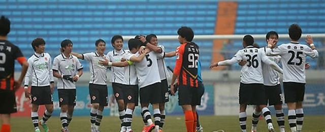 올 시즌을 2부 리그인 K리그 챌린지에서 시작하는 강원FC 구단이 유망주 육성과 새로운 수익구주 창출 등 부활을 위해 안간힘을 쓰고 있다. 연합뉴스