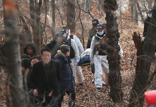 신원영군의 친부와 계모가 원영군을 암매장한 사실을 경찰에 자백한 지난 12일 오전 경찰이 경기 평택시 청북면의 한 야산에서 신군 시신을 수습해 내려오고 있다. 평택=연합뉴스