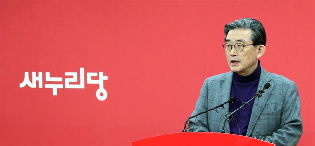 새누리당 이한구 공직선거후보자추천관리위원장이 13일 오후 서울 여의도 당사 기자실에서 20곳의 1차 여론조사 결과를 발표하고 있다. 연합뉴스