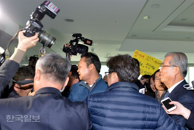 더불어민주당 김종인 대표가 13일 오후 국회 의원회관에서 열린 더불어 경제콘서트 '더 드림(The Dream)'행사를 마친 후 나오다 공천에서 배제된 정청래 의원의 지지자들로부터 거센 항의를 받고 있다. 서재훈기자