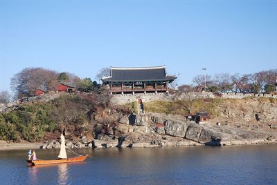 진주성 남강쪽 전경. 관광 안내판은 임진왜란 진주대첩과 '논개'의 충절이 서린 곳이라고 설명한다. 위키커먼스.