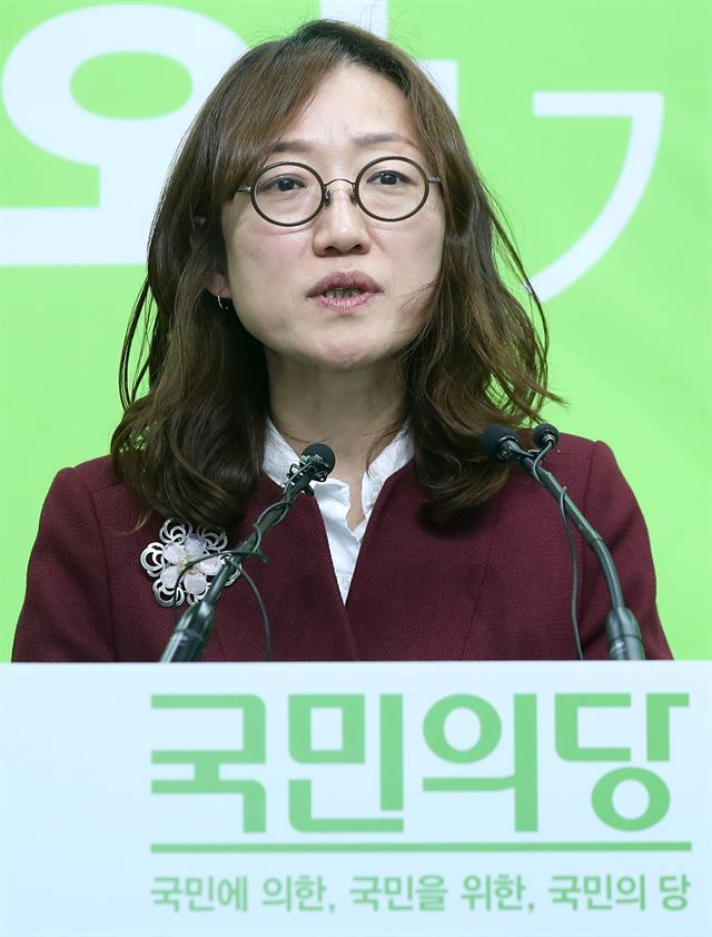 정연정 국민의당 공천관리위원회 대변인이 14일 서울 마포구 당사에서 20대 총선 제3차 단수 공천 및 경선 지역을 발표하고 있다. 연합뉴스