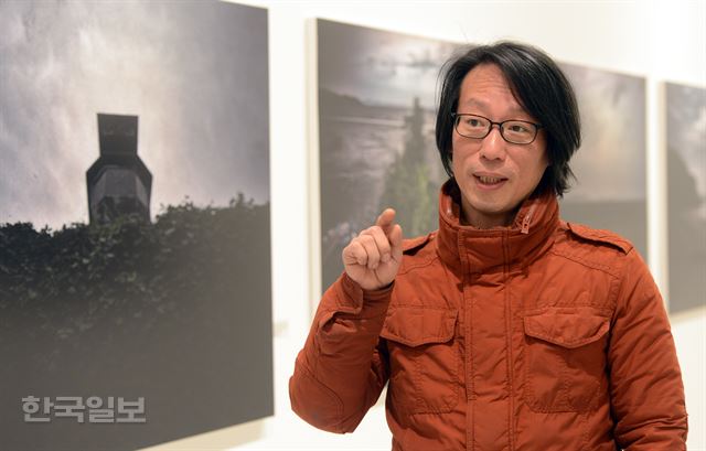 사진작가 이상엽씨가 지난 9일 ‘변경의 역사’ 사진전이 열리고 있는 서울 중구 일우스페이스에서 자신의 작업에 대해 이야기하고 있다. 신상순 선임기자ssshin@hankookilbo.com