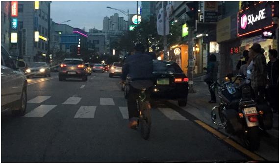 서울 성북구 정릉로에서 한 시민이 후미등을 장착하지 않은 자전거를 타고 이동하고 있다. 자체적으로 빛을 내는 후미등이 있어야 자동차 운전자가 이를 인식해 자전거를 보호할 수 있다.