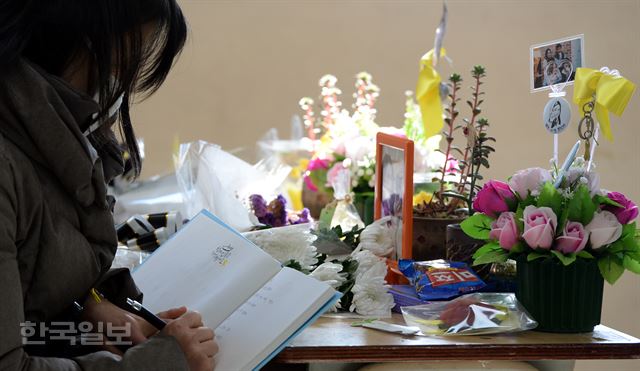 지난 1월 12일 졸업식이 열린 경기 안산시 단원고에서 한 유가족이 기억교실에 앉아 있다. 한국일보 자료사진