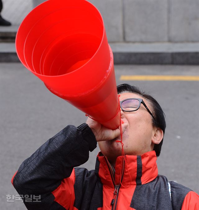 김막걸리 새누리당 후보가 8일 오전 여의도 새누리 당사 앞에서 공천탈락에 항의하며 1인 시위를 벌이고 있다.고영권기자youngkoh@hankookilbo.com