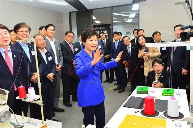 박근혜 대통령이 10일 오전 대구창조경제혁신센터방문해 입주기업 부스를 둘러보고 있다. 홍인기기자 hongik@hankookilbo.com