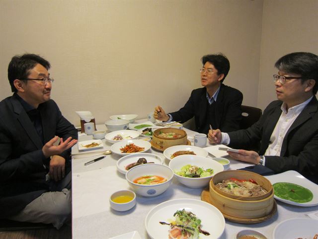 한국일보 총선자문단인 윤종빈 명지대 정치외교학과 교수(오른쪽)과 류재성 계명대 미국학과 교수(왼쪽)가 대구에서 하세헌 경북대 정치외교학과 교수를 만나 대구 정치 현안에 대해 이야기를 나누고 있다. 대구=서상현기자 hankookilbo.com