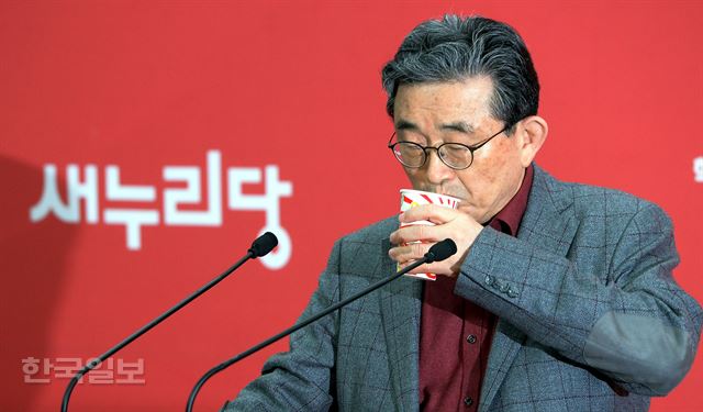 이한구 새누리당 공천관리위원장이 14일 서울 여의도 당사에서 공천심사 결과를 발표를 하던 도중 물을 마시고 있다. 고영권기자youngkoh@hankookilbo.com