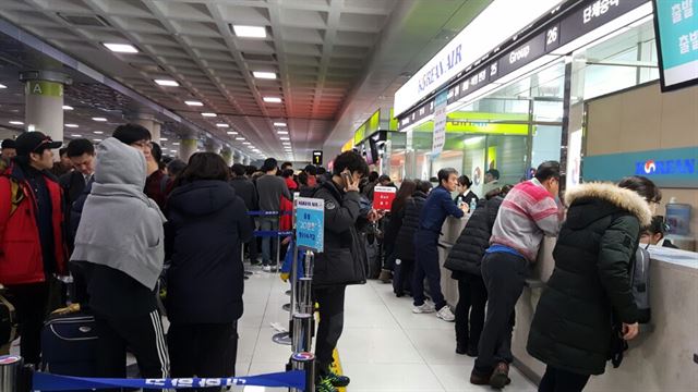 15일 오전 제주공항에 허위 폭발물 신고가 접수돼 경찰이 수색에 나서는 등 소동이 벌어졌다. 사진은 제주공항내부 전경. 한국일보 자료사진.