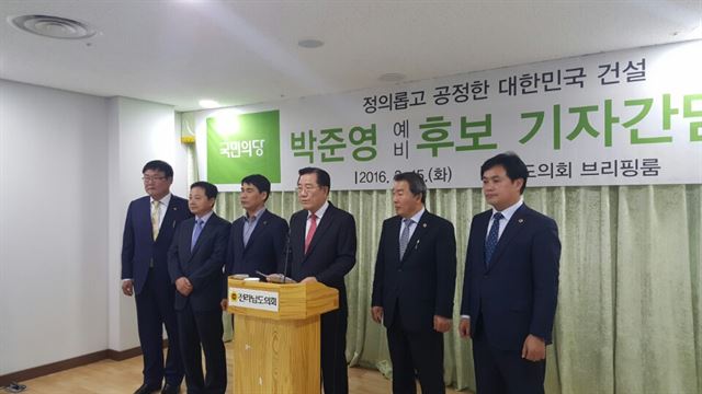 15일 오전 국민의당에 입당한 박준영 전 전남지사가 전남도의회 브리핑룸에서 기자회견을 가졌다. /2016-03-15(한국일보)