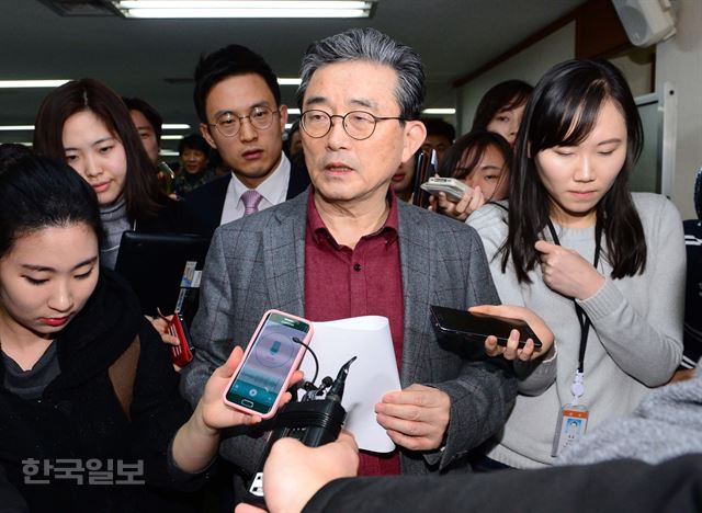 이한구 새누리당 공천관리위원장이 15일 3차 여론조사 경선 결과 발표를 마친 뒤 질문을 받고 있다. 오대근기자 inliner@hankookilbo.com