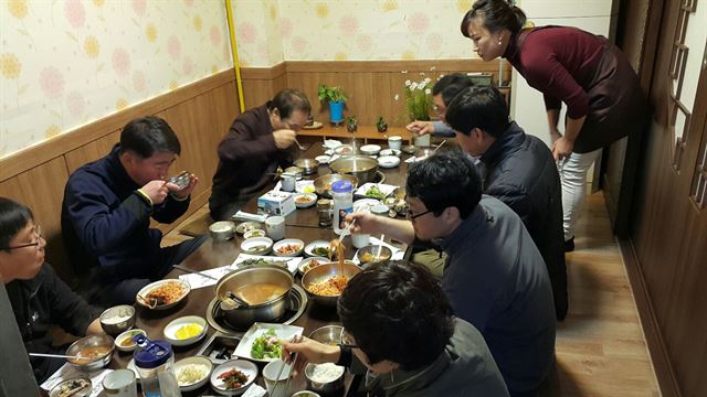 예천읍내 식당에서 도청 직원들이 점심을 먹고 있다.