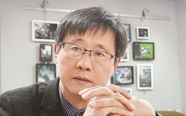 지난달 정년퇴임한 강내희 전 중앙대 교수는 10일 "하고 싶었으나 못했던 공부를 하며 여생을 보내고 싶다"고 말했다. 고경석기자 kave@hankookilbo.com