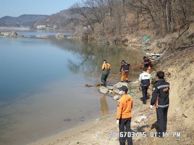 지난 15일 경북 구미시 임수동 낙동강변에서 10대 익사자가 발견돼 구미소방서 직원들이 인양하고 있다. 구미소방서 제공