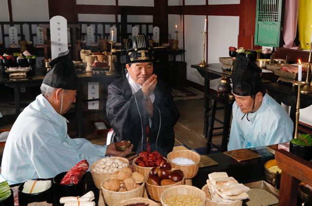 박수범 대전 대덕구청장이 16일 봉행된 회덕향교 춘기 석전대제에서 초헌례를 올리고 있다. 대전 대덕구 제공/2016-03-16(한국일보)