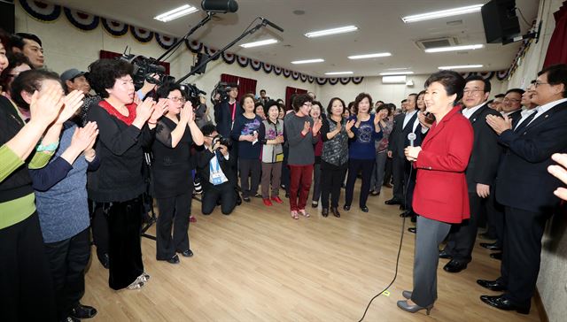 박근혜 대통령이 16일 부산시 사하구에 위치한 사랑채노인복지관을 방문해 어르신들에게 인사를 건네고 있다. 이날 행사에는 정진엽 보건복지부장관, 서병수 부산시장, 이경훈 부산 사하구청장, 임종린 사하사랑채노인복지관장 등이 참석했다. 청와대사진기자단