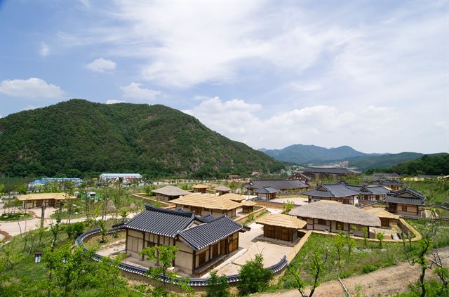 경북 청송군 부동면 국립공원 주왕산단지 내 한옥 숙박 시설 '민예촌' 전경. 청송군 제공.