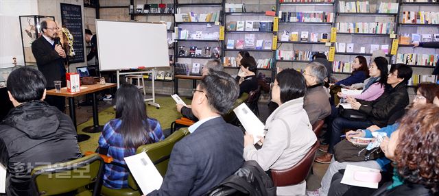 16일 서울 논현동 북티크에서 열린 한국출판문화상 북콘서트에서 '주자평전'(역사비평)으로 번역부문 상을 받은 김태완 지혜학교 철학교육연구소장이 강연하고 있다. 배우한기자 bwh3140@hankookilbo.com