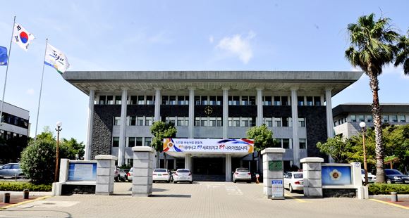 17일 제주도의회는 제주도 보건복지여성국장에 대해 비방 댓글을 쓴 혐의로 경찰에 입건된 소속 직원을 직위해제했다. 사진은 제주도의회 전경.