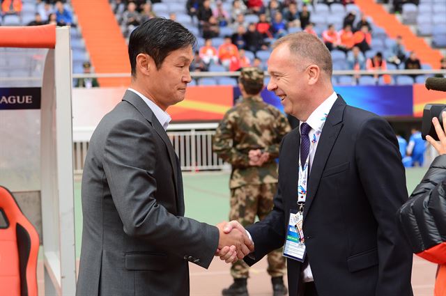 FC서울 최용수(왼쪽) 감독과 산둥 루넝 마누 메네제스 감독이 16일 AFC 챔피언스리그 F조 3차전에 앞서 악수를 나누고 있다. 산둥(중국)=사진공동취재단