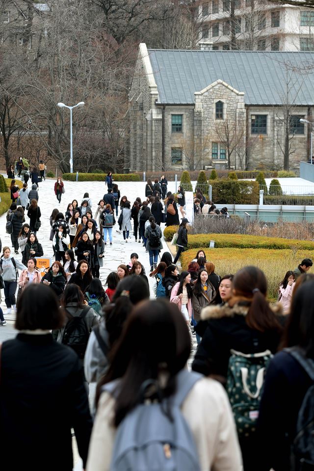 8일 오후 서울 서대문구 이화여자대학교에서 새학기를 맞아 학교를 찾은 학생들로 교정이 북적이고 있다. 연합뉴스