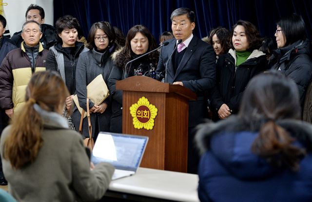 장기 단원고등학교 운영위원장과 학부모들이 지난 2월 경기도 수원시 팔달구 경기도의회 브리핑룸에서 단원고 희생학생 교실 정리촉구 기자회견을 하고 있다. 뉴스1