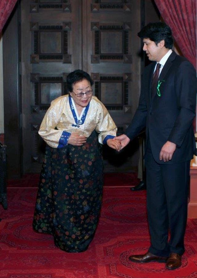 미국 캘리포니아 주 상원이 17일(현지시간) 일본군 위안부 피해자 이용수(88) 할머니에게 '공로상'을 수여했다. 연합뉴스