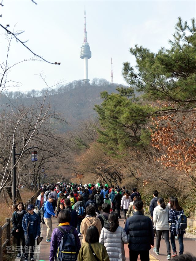 제 455회 한국일보 거북이마라톤 '동화 가족과 함께하는 남산 걷기대회'가 열린 19일 오전 서울 남산 백범광장을 출발한 참가자들이 남산순환로를 따라 걷고 있다.