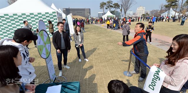 걷기대회를 마친 참가자들이 다트 판 맞추기 등 부대행사를 즐기고 있다.