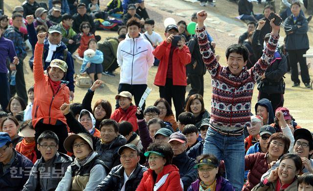 대회를 마친 후 참가자들이 퀴즈와 경품 추첨에 환호하고 있다.